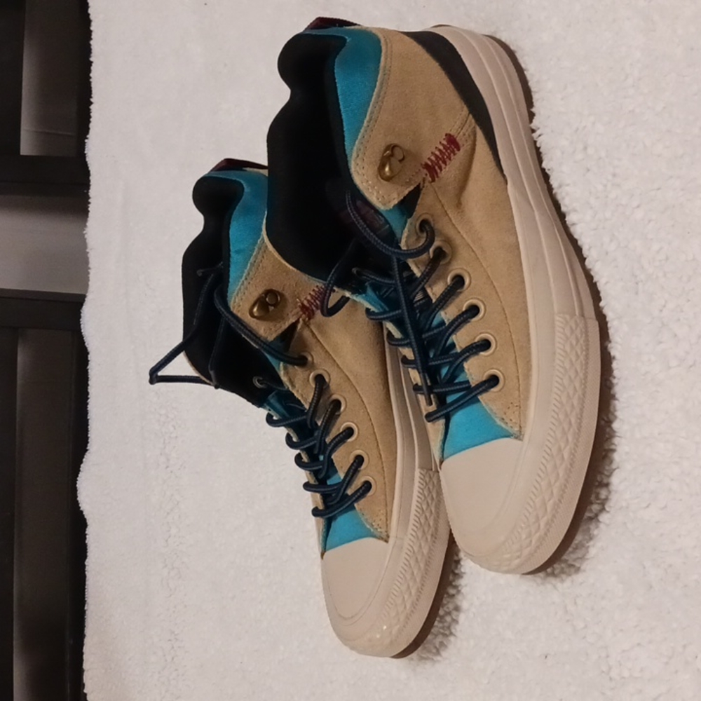 Converse tennis shoes sz 7.5 EUC